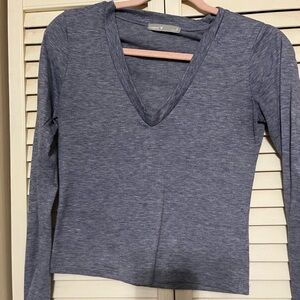 Cropped length v neck tshirt long sleeve